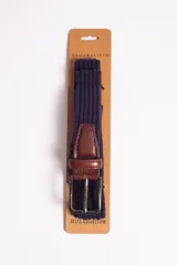 Cinto elástico trenzado color azul marino con hebilla metálica plateada y apliques de cuero marrón.