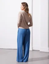 Pantalón largo azul de lyocell, corte ancho tipo wide leg, con pretina elastizada.