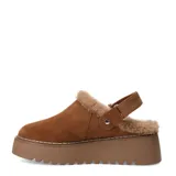 Zueco de mujer marca Bottero, confeccionado en gamuza color marrón camel. Presenta interior forrado en piel sintética, suela de plataforma dentada y tira trasera ajustable.