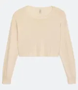 Blusa cropped de punto color negro, con cuello redondo, manga larga y sisa desplazada.