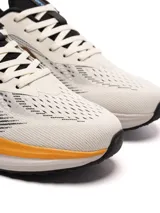 Championes de running Umbro Infinity, color negro con detalles en gris y rojo.