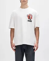 Remera blanca de algodón con cuello redondo y estampado en el pecho con el logo de la marca Deus Ex Machina y un diseño de un corredor.