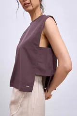 Blusa blanca sin mangas con cuello redondo y corte crop.