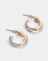 Aros tipo argolla con doble aro de metal, uno dorado y otro plateado.