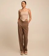 Blusa corsetada en bengalina color beige, con breteles finos ajustables, escote recto y elástico en la espalda.