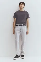 Remera gris de punto liviano con cuello redondo ribeteado y bajo recto. Corte ajustado que realza el contorno del cuerpo creando una silueta entallada. Confeccionada con tejido funcional COOLMAX®, una fibra exclusiva de poliéster de secado rápido que elimina la humedad y regula la temperatura corporal proporcionando un ajuste cómodo y suave.