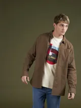 Camisa tipo overshirt color azul marino, confeccionada en tejido piqué.