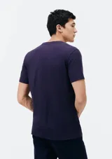 Camiseta básica de manga corta, cuello redondo y calce regular, color rojo jaspeado.