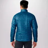 Campera azul con cierre frontal, cuello alto y bolsillo negro en el pecho.