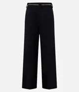 Pantalón wide leg negro de crepé, con trabillas en la cintura, cierre tradicional, pliegues y cinturón de cadena.