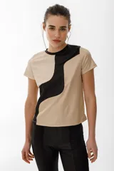 Remera de punto color beige con recortes curvos en amarillo.