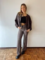 Pantalón de tela acanalada con estampado animal print en tonos marrones.