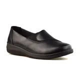 Zapato casual negro de cuero sintético, con diseño liso, punta redondeada y plataforma baja.