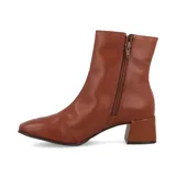 Botas de cuero color marrón con caña media, punta cuadrada y tacón geométrico.