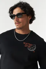 Buzo de felpa negro para hombre con puños, estampa en el frente y espalda, y bolsillos laterales.