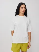 Remera amarilla de algodón con corte oversized y estampado en el frente.