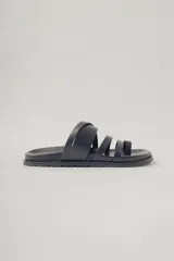 Sandalias negras de cuero con tiras finas.