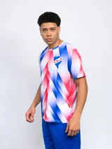 Remera de entrenamiento azul con diseño geométrico en el frente y escudo del Club Nacional de Football en el pecho. Confeccionada en poliéster transpirable.