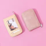 Tarjetero color beige con cierre alrededor y espacio con visor para una tarjeta en el frente.
