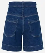 Bermuda de jeans azul oscuro, con cintura alta, trabillas, cierre con cremallera y botón, bajo ancho y bolsillos delanteros tipo cuchillo.