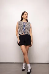 Chaleco tejido a crochet con hilado 100% algodón, color crudo con detalles en azul.