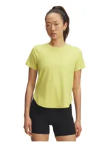 Remera deportiva color amarillo con cuello redondo y mangas cortas.