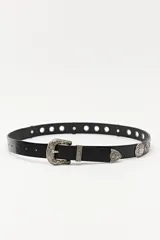 Cinturón negro con hebilla metálica plateada con diseño floral y apliques metálicos plateados con diseño floral.