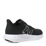 Championes New Balance 411 V3, color negro con logo plateado, ideales para running o uso diario.