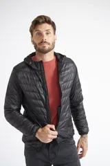 Campera de plumas liviana color verde oliva, con capucha, cierre frontal completo, bolsillos laterales y logo estampado.