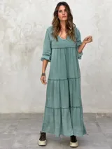 Vestido largo color verde agua, con escote en V y mangas 3/4. Tiene corte imperio y falda amplia con volados.