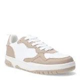 Championes urbanos color beige y blanco con suela gruesa blanca.