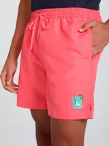 Short de baño color rosa con cordón ajustable en la cintura y estampado de un trago en la pierna izquierda.