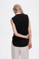 Blusa viscosa color negro, corte evasé, sin mangas, con cuello a la base y botón en la parte superior.