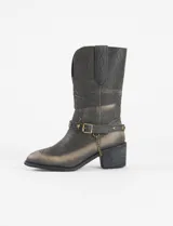 Botas tejanas de caña media color negro con detalles en dorado, hechas de cuero vegano y con correa con hebilla y tachas de estrella.