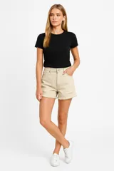 Short de jean color beige, tiro alto, con bolsillos delanteros y traseros, roturas y ruedo desflecado.