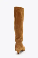 Bota de caña ancha color marrón de ante con tacón kitten y acabado en punta.