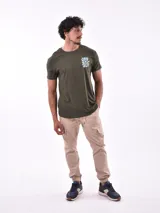 Pantalón jogger cargo color verde militar con cintura elástica ajustable con cordón, bolsillos laterales y bolsillos cargo con solapa en los muslos.