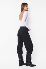 Campera puffer negra de cuero sintético, con cuello alto, cierre frontal con cremallera y bolsillos laterales.