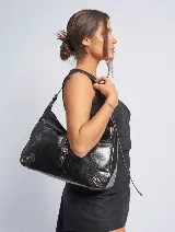 Cartera tipo hobo de cuero sintético negro con textura craquelada, asa corta y cierre con hebilla decorativa. Incluye correa larga desmontable y herrajes plateados.