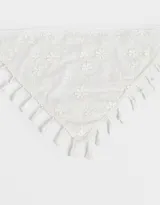 Vincha tipo bandana de tela blanca con bordado de flores y terminaciones con borlas. Se ata con lazos.