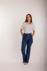 Pantalón de jean azul oscuro de corte recto con cintura alta y cierre frontal con botones.