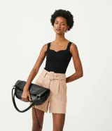 Top negro de punto acanalado, corte ajustado, con escote corazón y tirantes anchos.