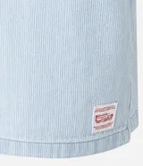 Camisa masculina de jeans celeste con estampa de rayas verticales, corte boxy, cuello inglés, manga corta, cierre abotonado y bolsillos frontales.