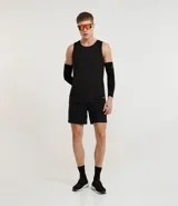 Bermuda masculina negra de microfibra con textura de perforaciones, cintura elástica ajustable con cordón y bolsillos.