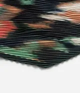 Pañuelo cuadrado de satén plegado con estampa abstracta estilo tie dye.