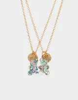 Set de dos collares dorados con dije de oso de goma multicolor y dije de moneda dorada.