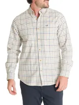 Camisa de franela de algodón orgánico con cuello americano abotonado, manga larga, corte regular y estampado a cuadros en tonos azul, blanco y rojo.