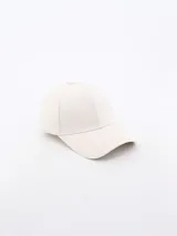 Gorro estilo béisbol color beige claro, de tela lisa y visera curva.