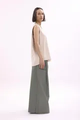 Musculosa negra de algodón con corte holgado.