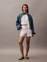 Short blanco de tiro alto con diseño de 5 bolsillos, cierre con botón y cremallera, trabillas de cinturón y detalles distintivos de Calvin Klein.